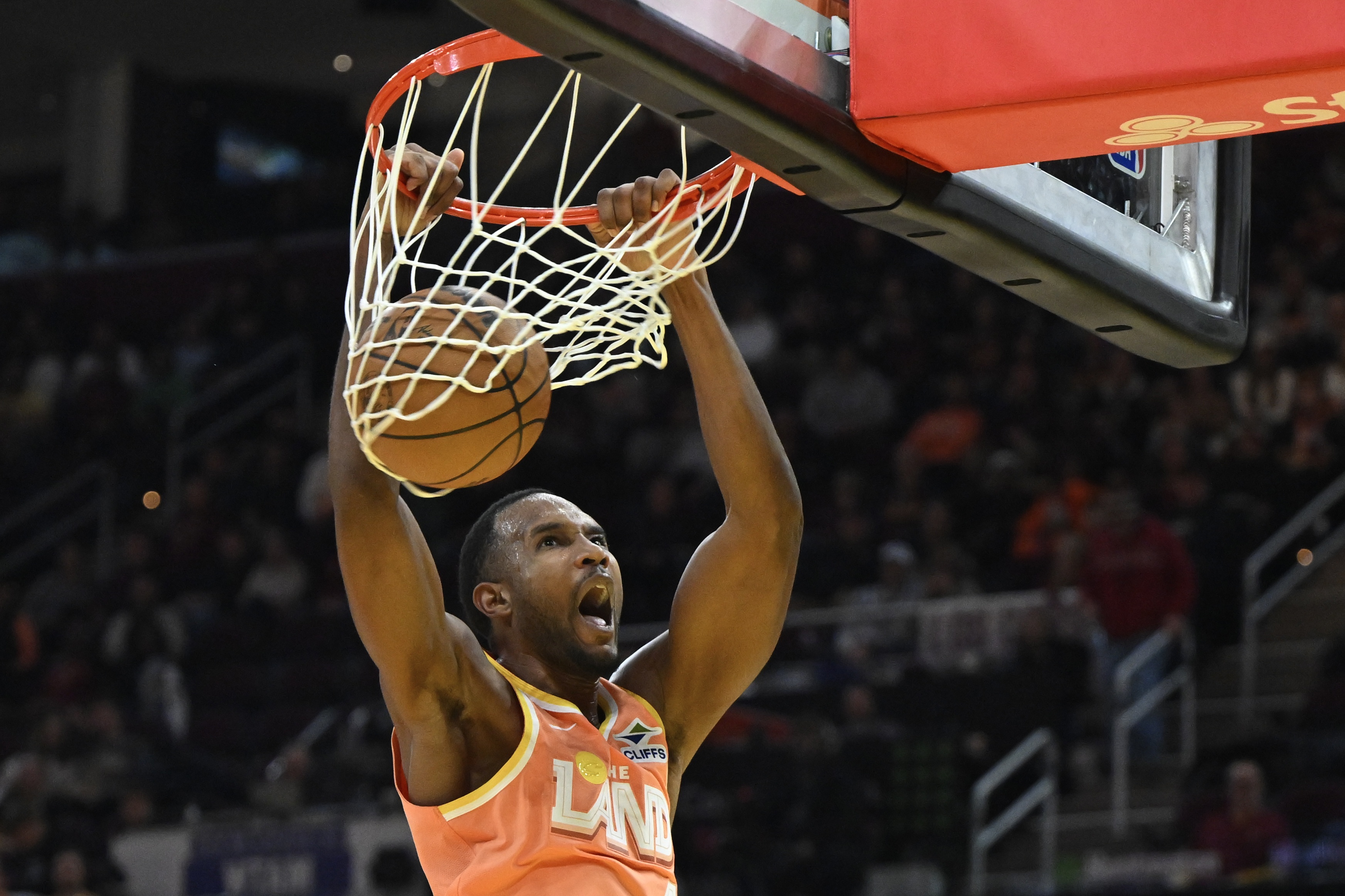 开云官网-年仅24岁！小莫布里生涯500次盖帽 骑士队史第5人&amp;最年轻达成球员